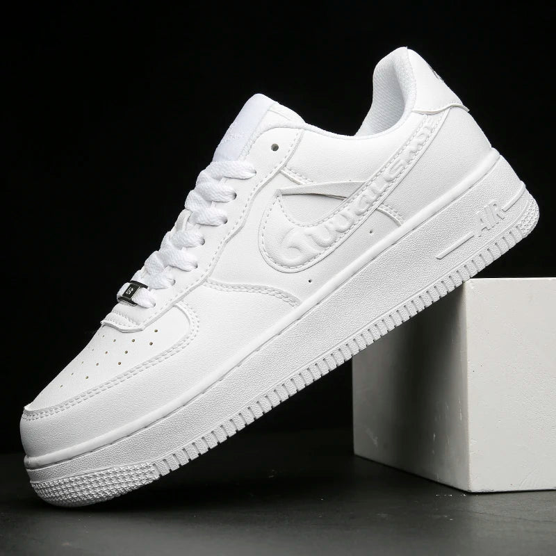 Moda sapatos masculinos de couro legítimo 2025 nova tendência coreana sapatos versáteis e antigos sola branca grossa esportes e lei
